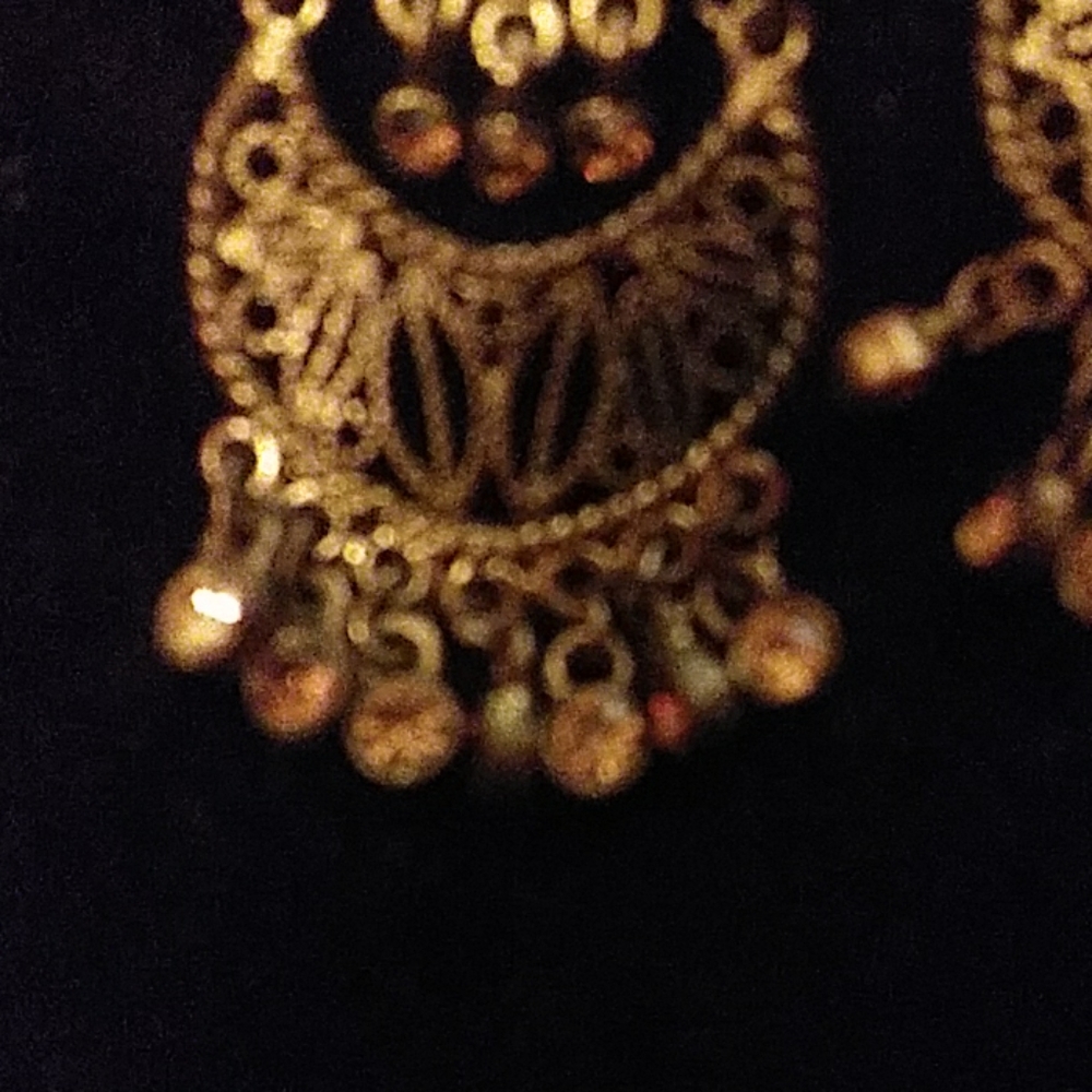 Gold chandelier earrings - Picture 4 of 4